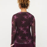 Model in pruimpaarse mesh top met roze bloemen Ydence Willemijn | Jo&Co Club