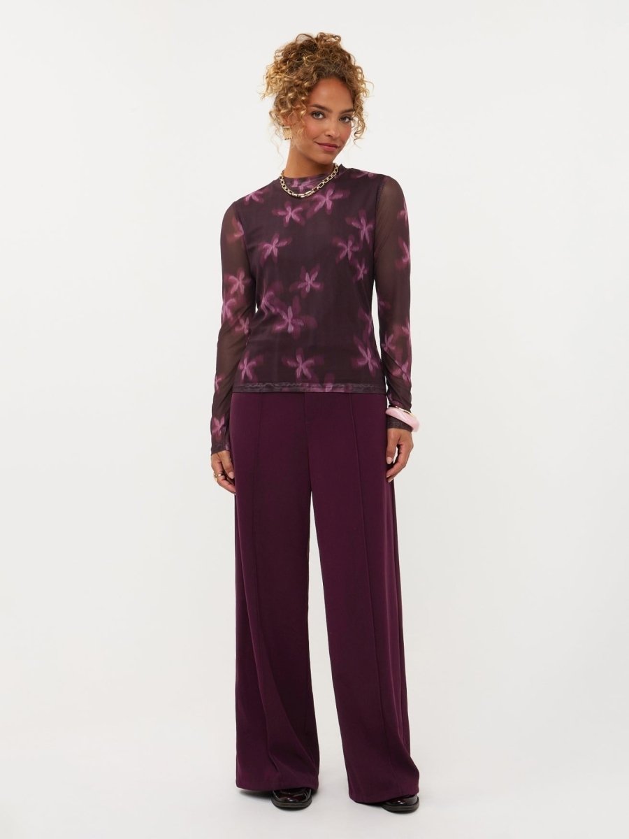 Model in pruimpaarse mesh top met roze bloemen Ydence Willemijn | Jo&Co Club