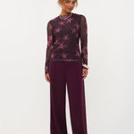 Model in pruimpaarse mesh top met roze bloemen Ydence Willemijn | Jo&Co Club