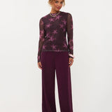 Model in pruimpaarse mesh top met roze bloemen Ydence Willemijn | Jo&Co Club