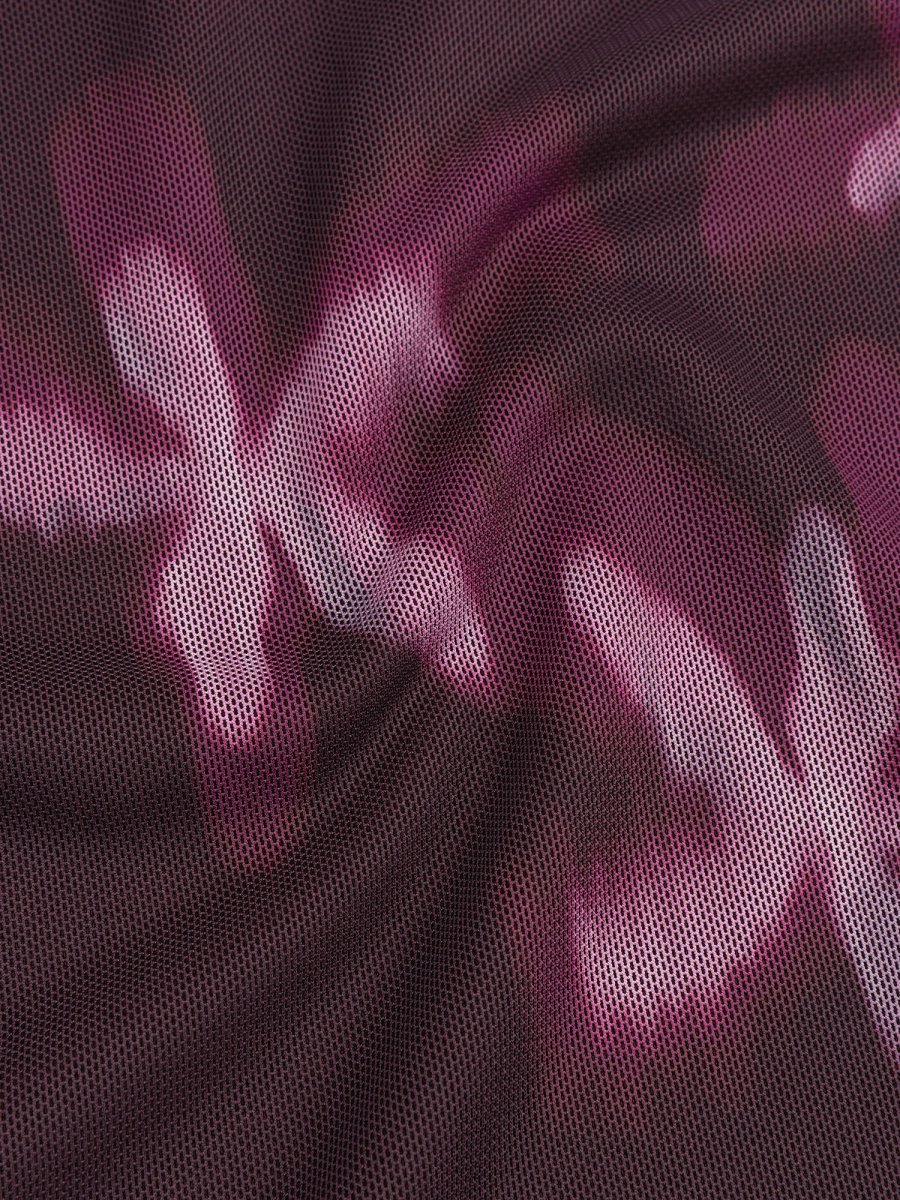 Pruimpaarse mesh top met roze bloemen Ydence Willemijn – detail van de stof | Jo&Co Club