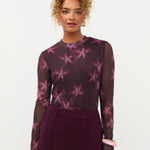 Model in pruimpaarse mesh top met roze bloemen Ydence Willemijn | Jo&Co Club