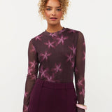 Model in pruimpaarse mesh top met roze bloemen Ydence Willemijn | Jo&Co Club