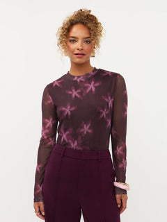 Model in pruimpaarse mesh top met roze bloemen Ydence Willemijn | Jo&Co Club