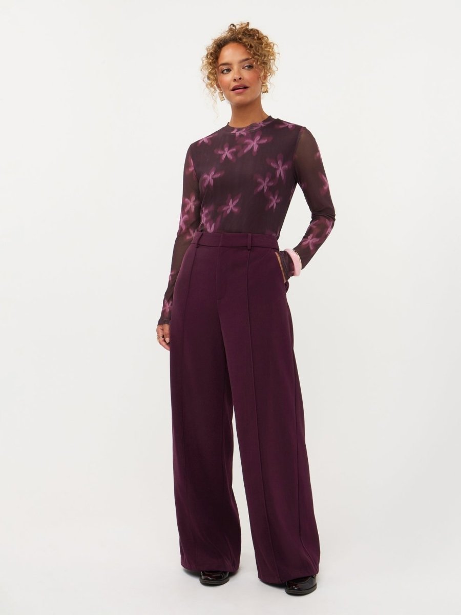 Model in pruimpaarse mesh top met roze bloemen Ydence Willemijn | Jo&Co Club