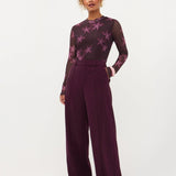 Model in pruimpaarse mesh top met roze bloemen Ydence Willemijn | Jo&Co Club