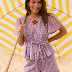 Campagnefoto van model met Ydence Larissa short en bijpassende Milay top onder een strandparasol.