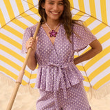 Campagnefoto van model met Ydence Larissa short en bijpassende Milay top onder een strandparasol.