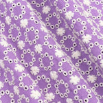Detail van het lila katoen met wit broderie bloemenpatroon van de Mila top.