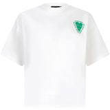 Voorzijde van het witte Ydence T-shirt met groene hartprint op de borst.