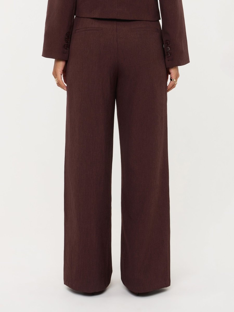 Campagnebeeld Ydence winter 2026: roodbruine pantalon Ydence Dominique | Jo&Co Club