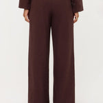 Campagnebeeld Ydence winter 2026: roodbruine pantalon Ydence Dominique | Jo&Co Club