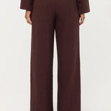 Campagnebeeld Ydence winter 2026: roodbruine pantalon Ydence Dominique | Jo&Co Club