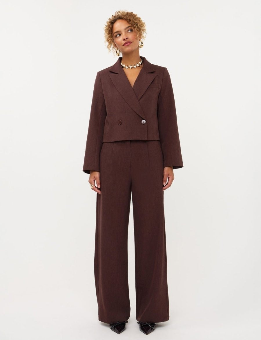 Model in roodbruine pantalon Ydence Dominique | Jo&Co Club