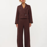 Model in roodbruine pantalon Ydence Dominique | Jo&Co Club