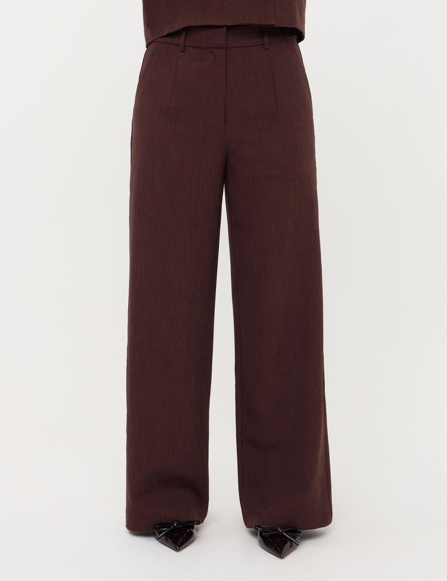 Campagnebeeld Ydence winter 2026: roodbruine pantalon Ydence Dominique | Jo&Co Club