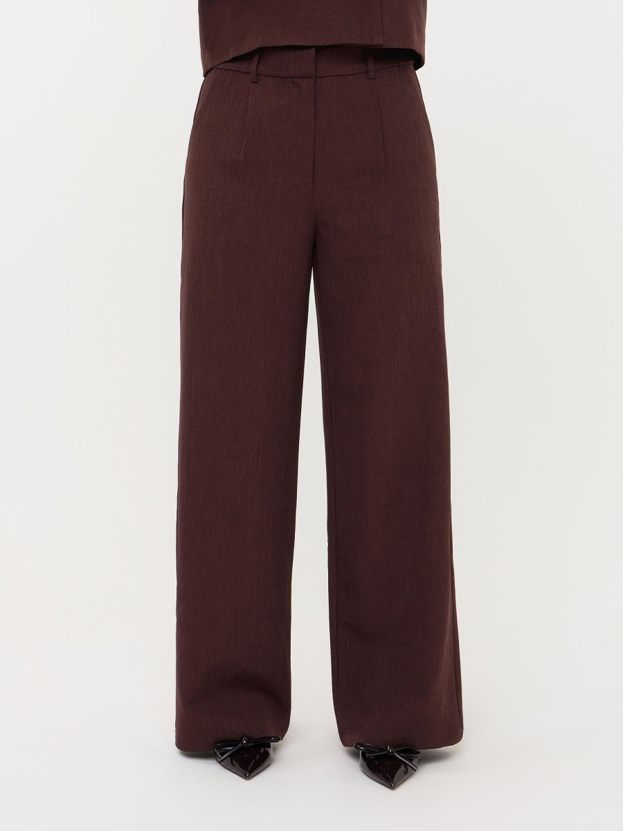 Campagnebeeld Ydence winter 2026: roodbruine pantalon Ydence Dominique | Jo&Co Club