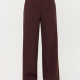 Campagnebeeld Ydence winter 2026: roodbruine pantalon Ydence Dominique | Jo&Co Club