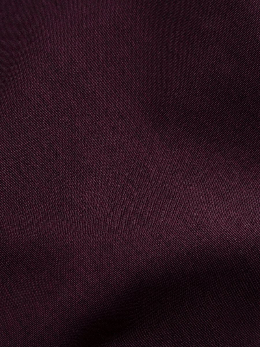 Detailopname van de stof van een broek in aubergine | Ydence Blythe | Jo&Co Club