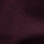 Detailopname van de stof van een broek in aubergine | Ydence Blythe | Jo&Co Club