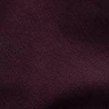 Detailopname van de stof van een broek in aubergine | Ydence Blythe | Jo&Co Club