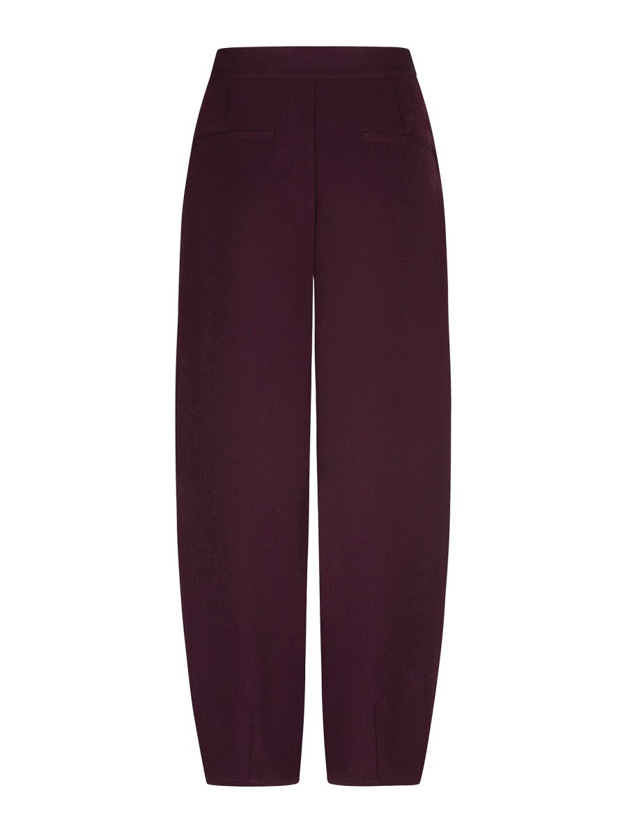 Achterkant van een broek in aubergine, vrijstaand gefotografeerd op een witte achtergrond | Ydence Blythe | Jo&Co Club