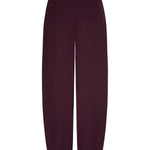 Achterkant van een broek in aubergine, vrijstaand gefotografeerd op een witte achtergrond | Ydence Blythe | Jo&Co Club