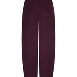 Achterkant van een broek in aubergine, vrijstaand gefotografeerd op een witte achtergrond | Ydence Blythe | Jo&Co Club