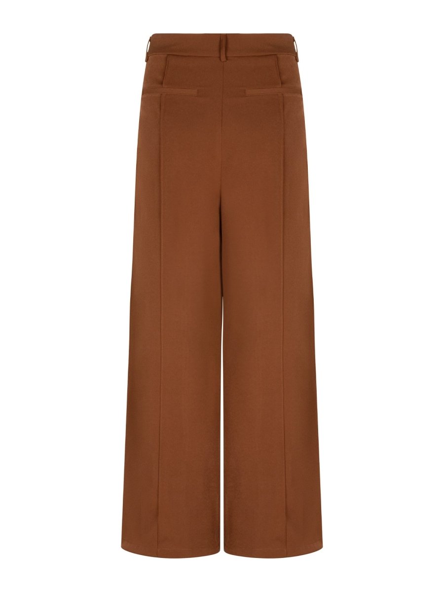 Achterkant van een broek in camel, vrijstaand gefotografeerd op een witte achtergrond | Ydence Geneve | Jo&Co Club