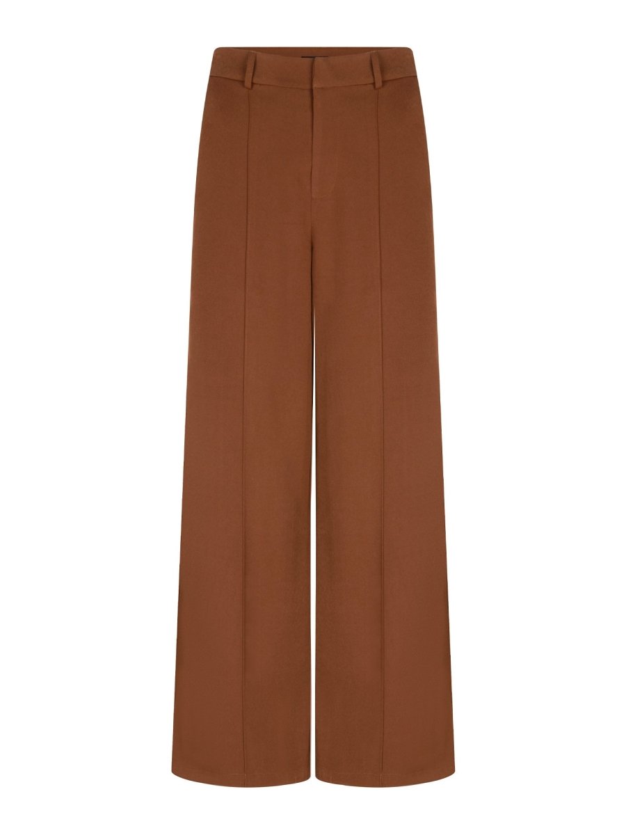 Vrijstaande productfoto van een broek in camel op een witte achtergrond | Ydence Geneve | Jo&Co Club
