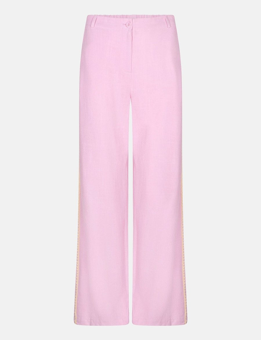 Vrijstaande productfoto van een lichtroze broek met wijde, rechte pijpen | Ydence Kaya | Jo&Co Club
