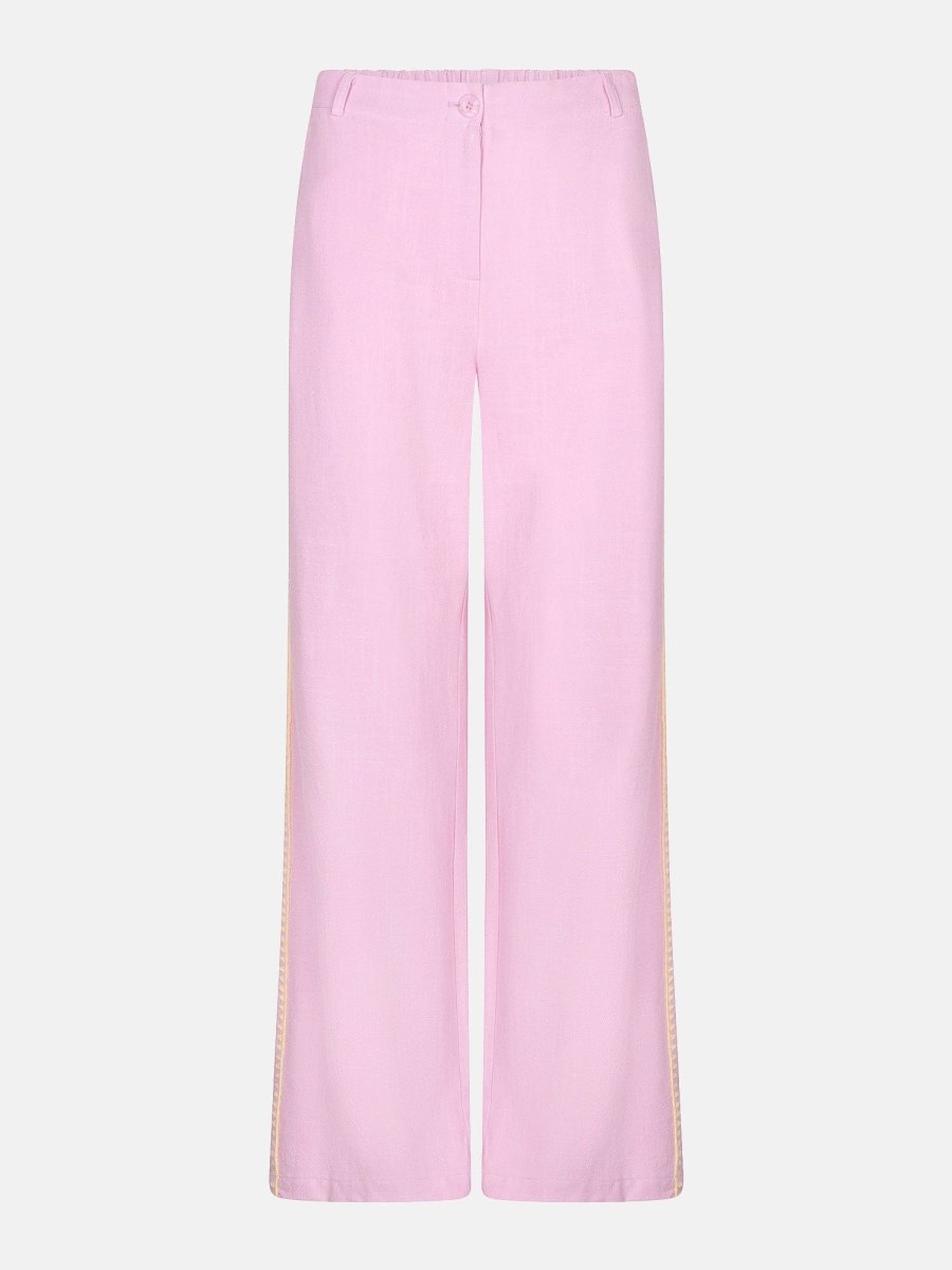 Vrijstaande productfoto van een lichtroze broek met wijde, rechte pijpen | Ydence Kaya | Jo&Co Club