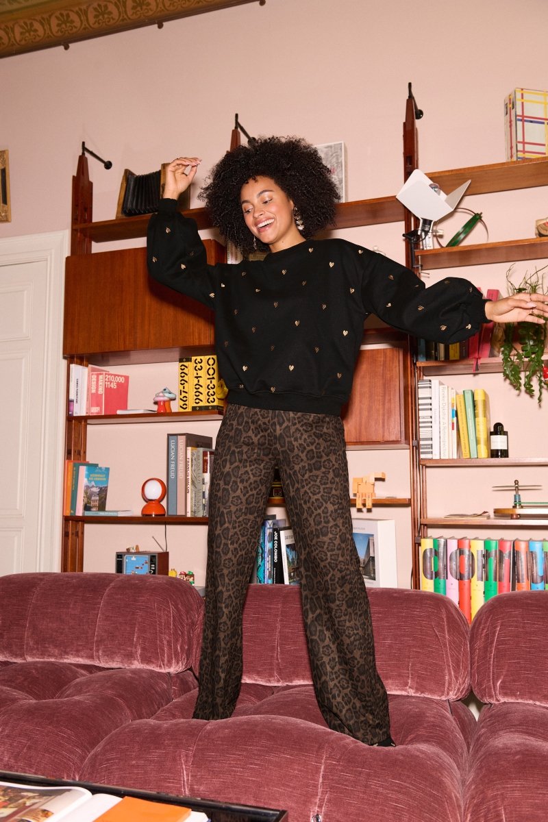 model draagt de kylie pants van ydence. in een feestelijke setting