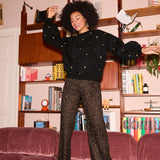 model draagt de kylie pants van ydence. in een feestelijke setting