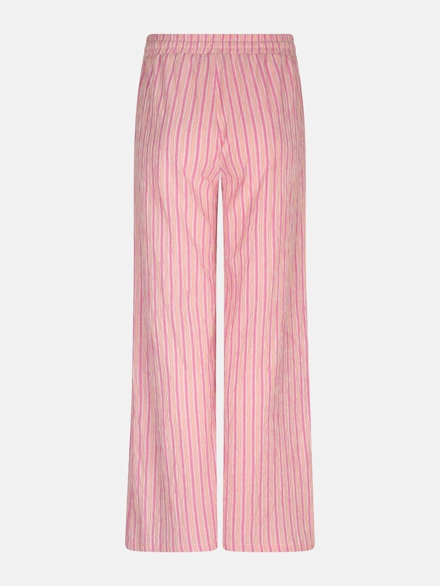 De achterkant van een lange broek met wijde pijpen, vrijstaand gefotografeerd tegen een effen | Ydence Lola | Jo&Co Club
