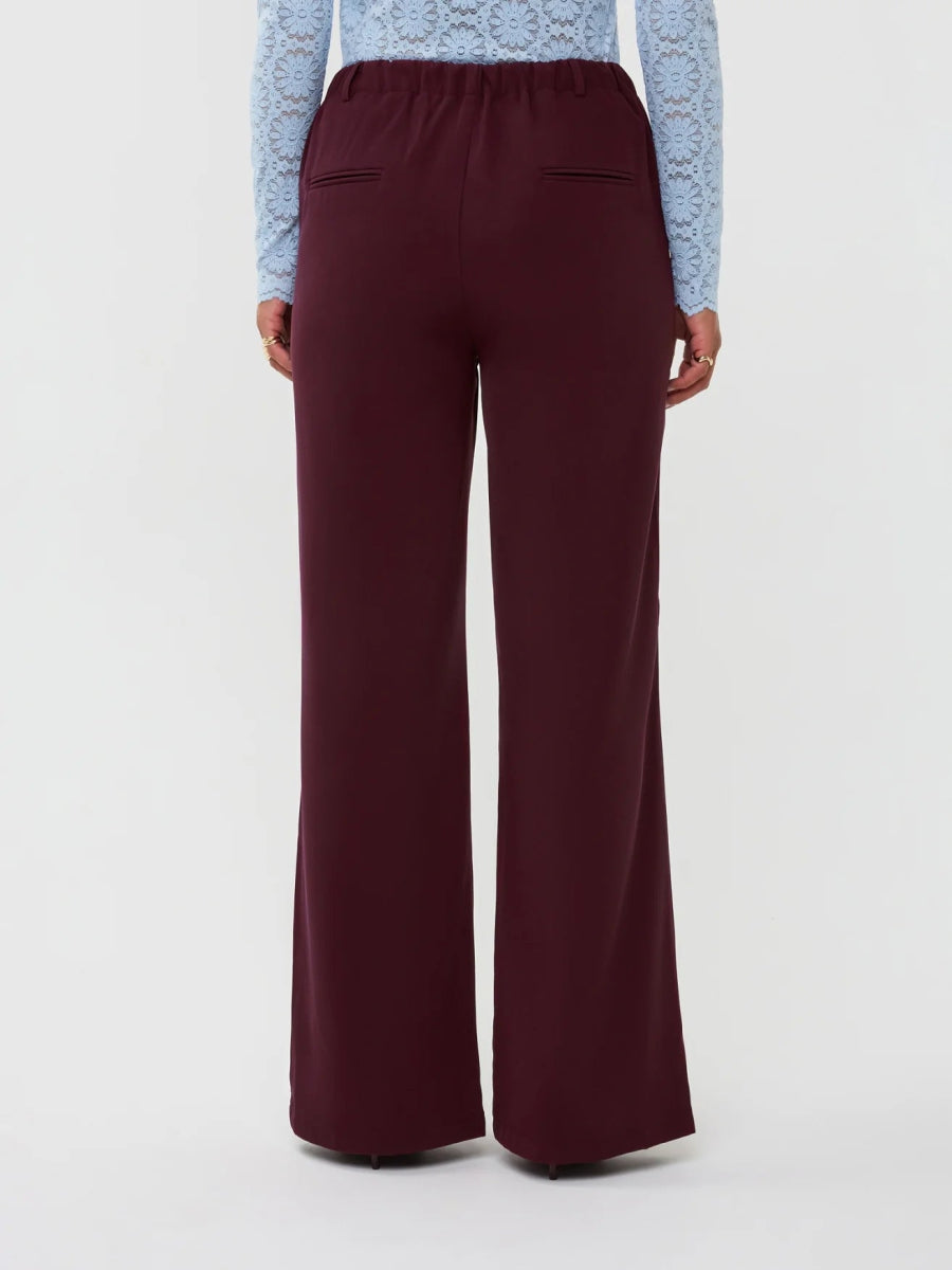 Modelfoto van het achteraanzicht van de solange pants van ydence in de kleur burgundy.