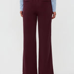 Modelfoto van het achteraanzicht van de solange pants van ydence in de kleur burgundy.