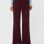Modelfoto van het vooraanzicht van de solange pants van ydence in de kleur burgundy.