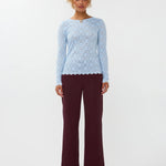 modelfoto van de solange pants van ydence in burgundy gecombineerd met een blauwe top.