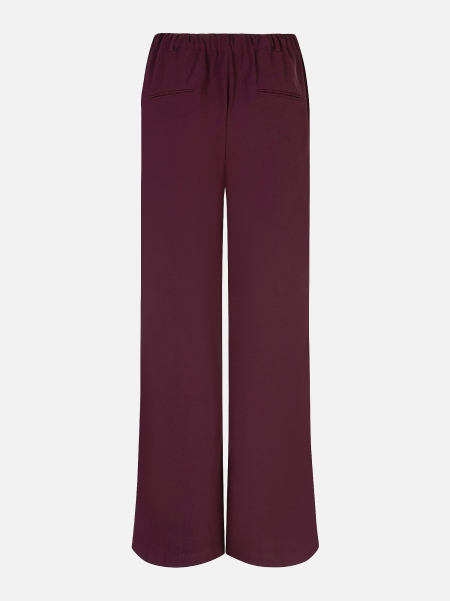 Productfoto van de achterkant van de solange pants van ydence in een burgundy kleur.