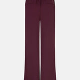 Productfoto van de achterkant van de solange pants van ydence in een burgundy kleur.