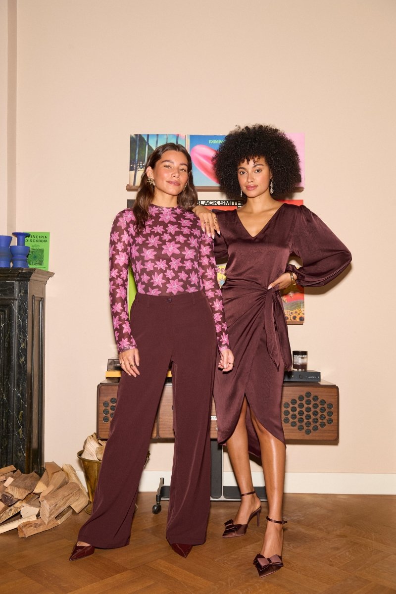 model draagt de solange pants van ydence in het bruin.