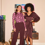 model draagt de solange pants van ydence in het bruin.