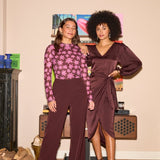 model draagt de solange pants van ydence in het bruin.