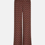 Een vrijstaande productfoto van een broek, frontaal gefotografeerd tegen een effen, lichtgrijze | Ydence Stacey | Jo&Co Club