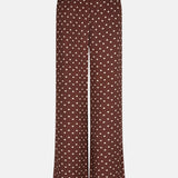 Een vrijstaande productfoto van een broek, frontaal gefotografeerd tegen een effen, lichtgrijze | Ydence Stacey | Jo&Co Club
