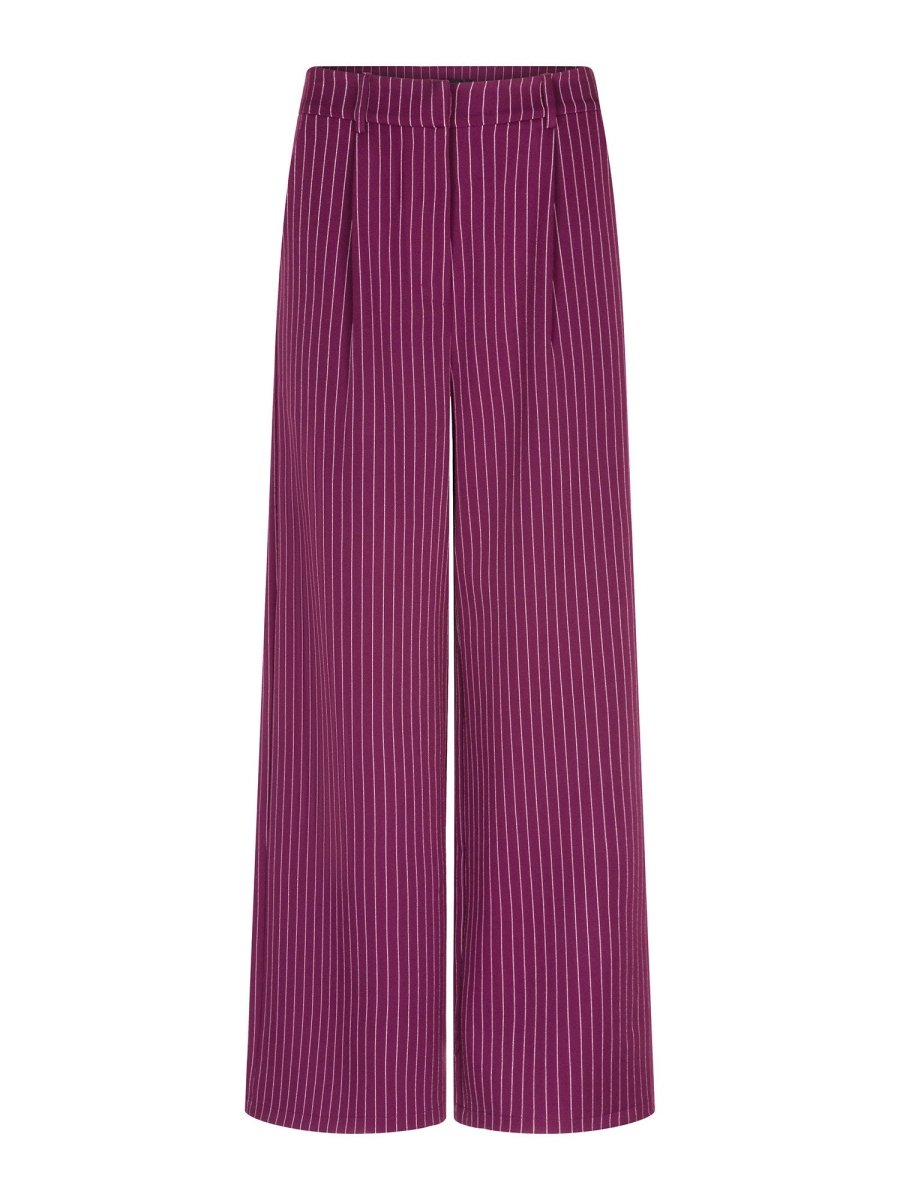 Vrijstaande productfoto van een broek in pruim op een witte achtergrond | Ydence Winleigh | Jo&Co Club