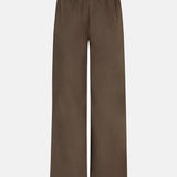 Productfoto van de achterkant van de yade pants van ydence in de kleur mud.