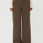 Model draagt de yade pants van ydence in de kleur mud, vooraanzicht.