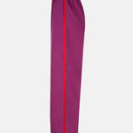 Zijkant van de zizi pants van ydence in fuchsia met rode streep.